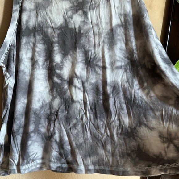 Grey scale tie dye open back tank top - Picture 3 of 8